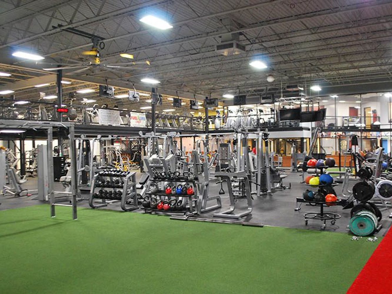 Gold's Gym Poughkeepsie - фото 1