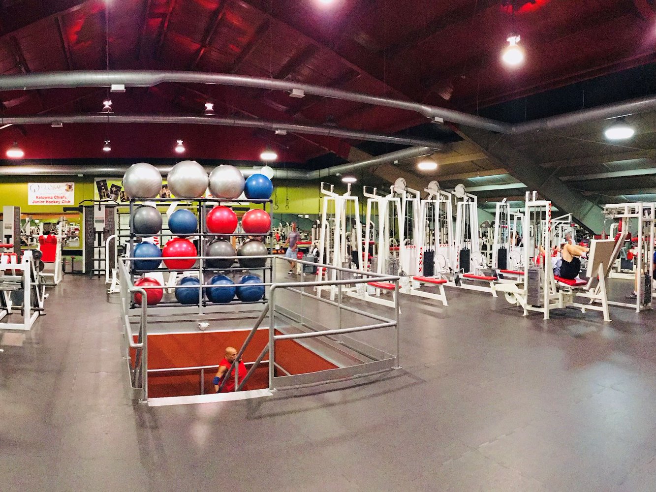 Global Fitness & Racquet Centre - фото 1