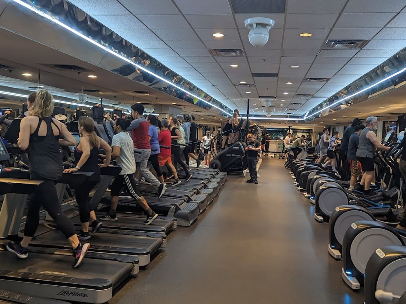 Fitness World Cambie - фото 3