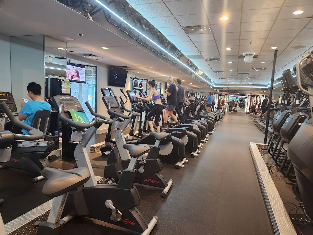 Fitness World Cambie - фото 2