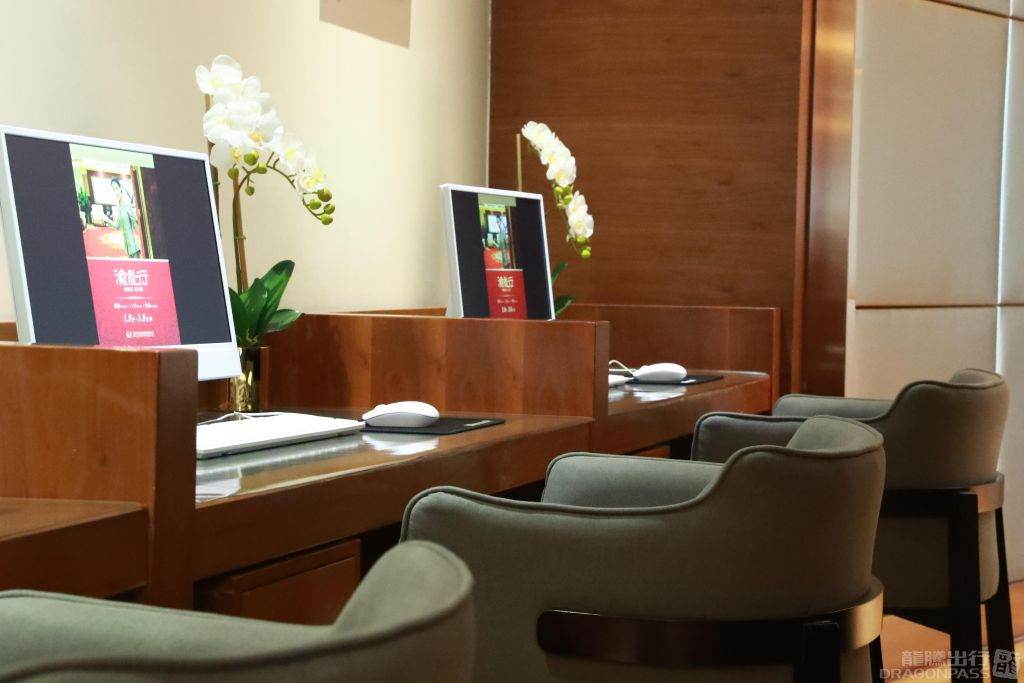 First Class Lounge (Concourse A) — food & bar