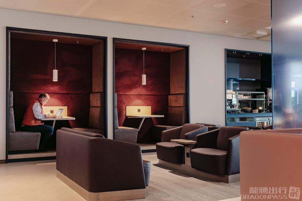 Aspire Lounge (No.26) - interior view 3