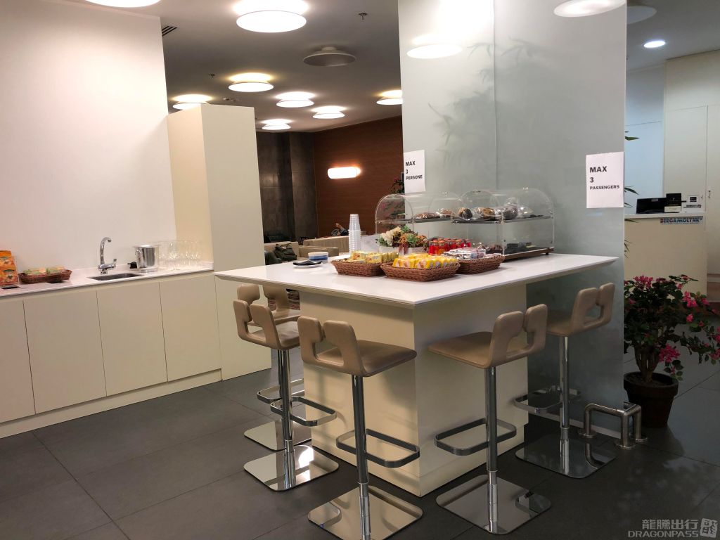 VIP Lounge and Fast Track - interior view 2