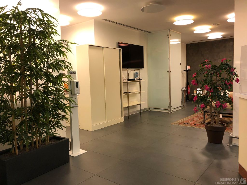 VIP Lounge and Fast Track