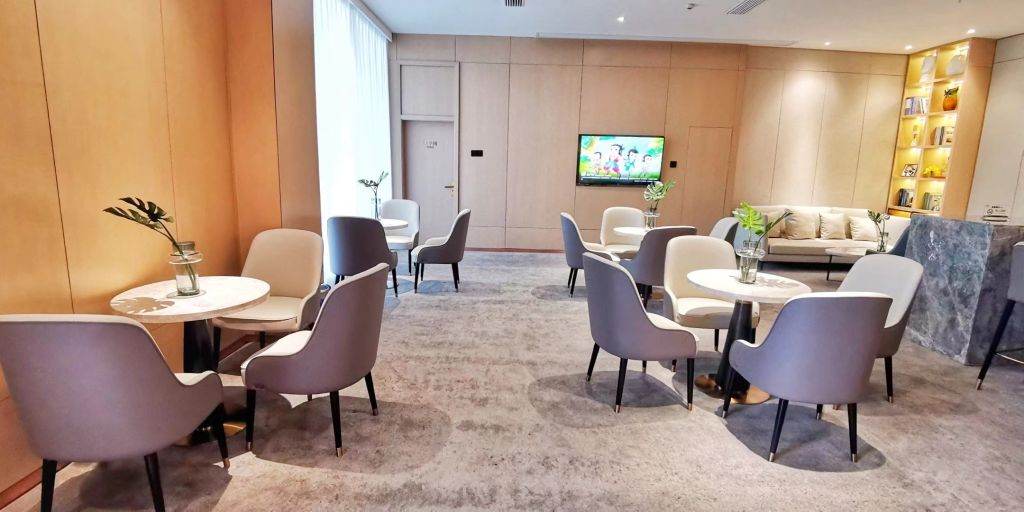 No.2 First Class Lounge — seating area