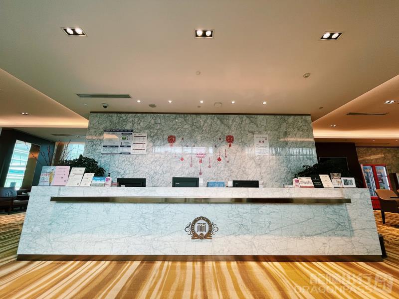 First Class Lounge No.8