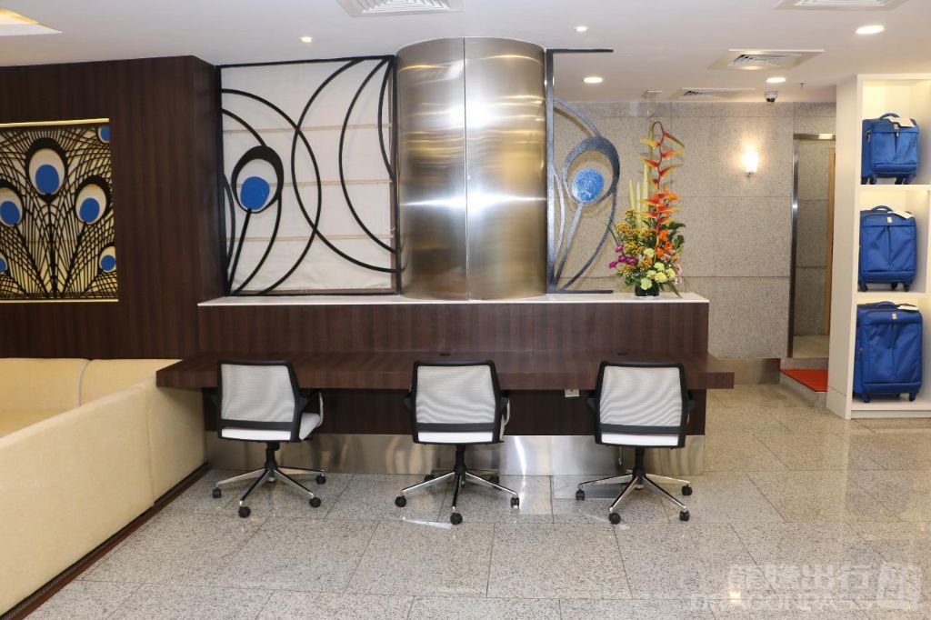 Aviserv Lounge (West Wing) - interior view 3