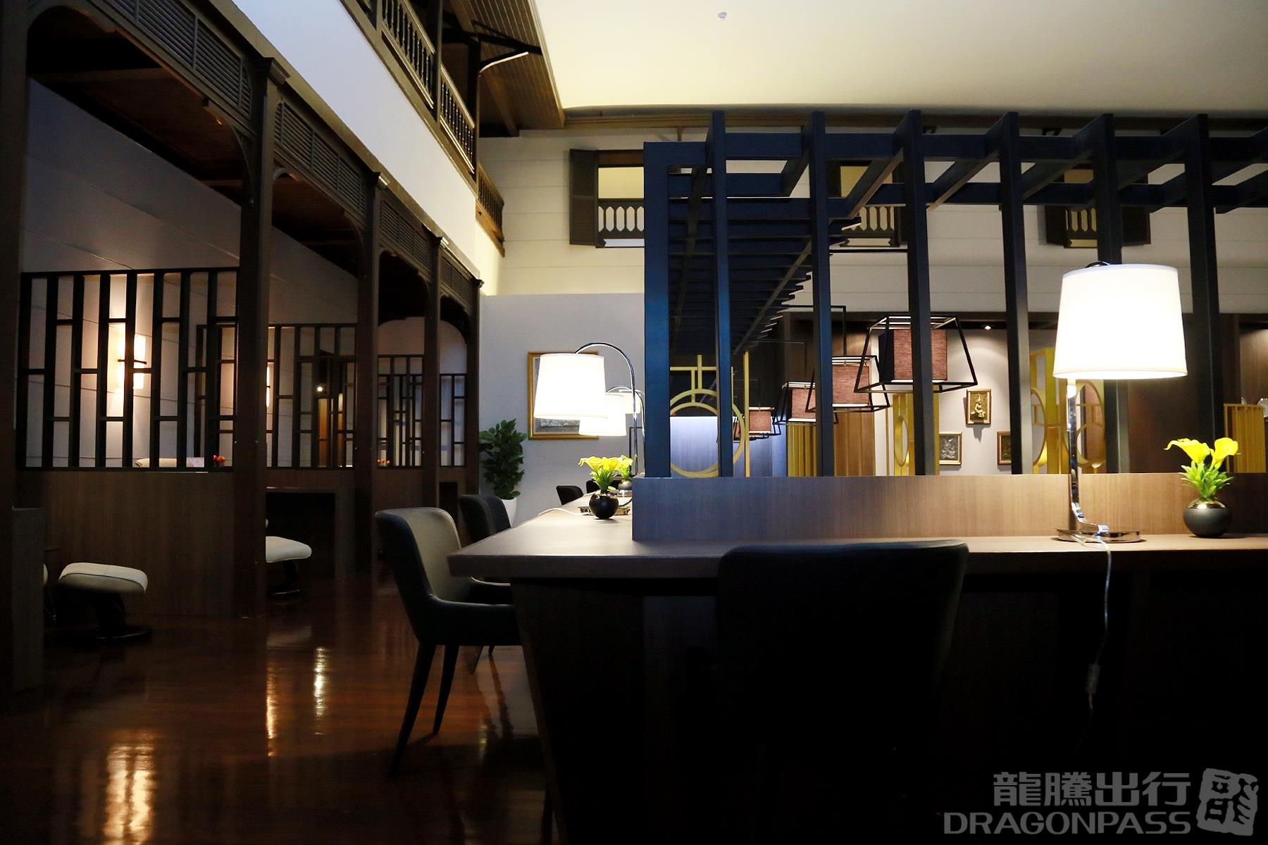 Miracle Lounge - interior view 3