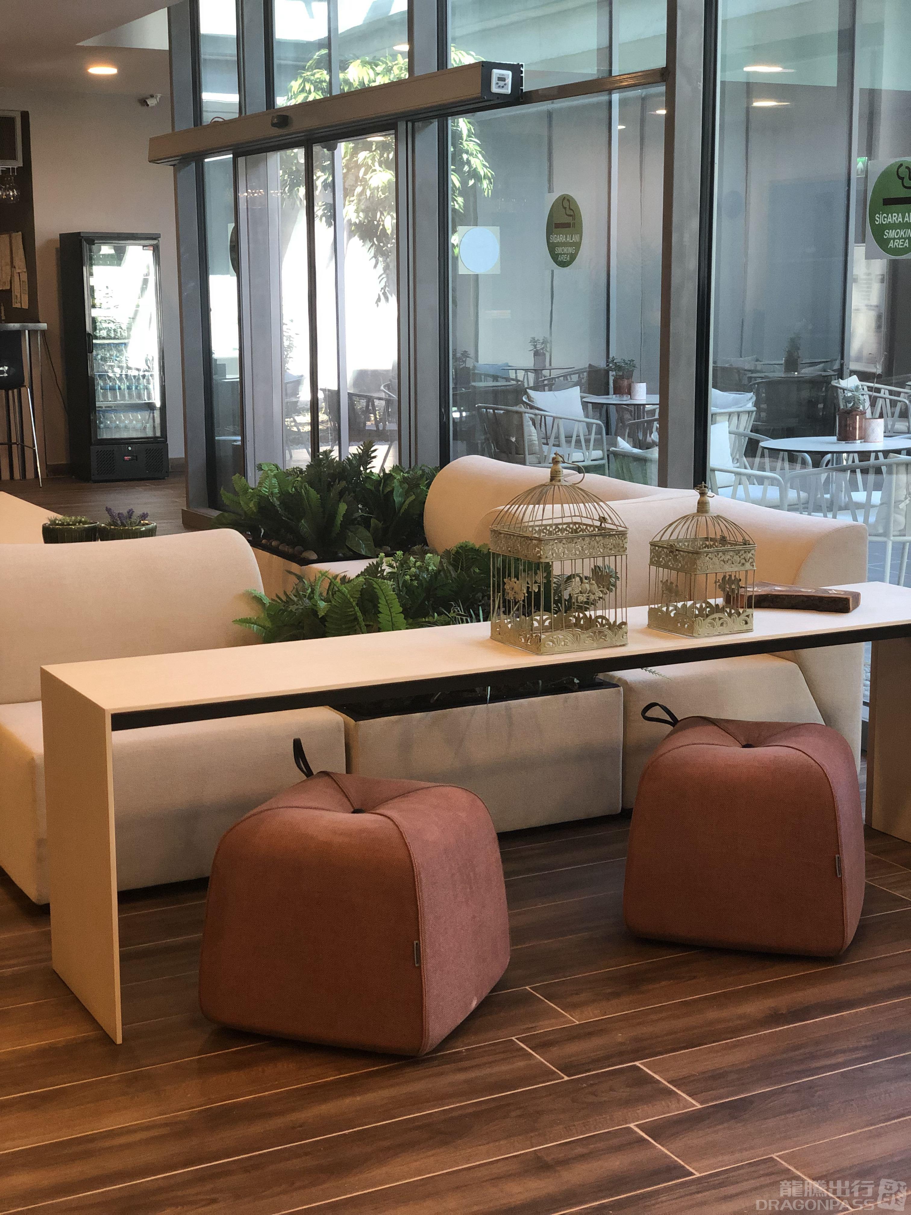 DLM Lounge - interior view 2