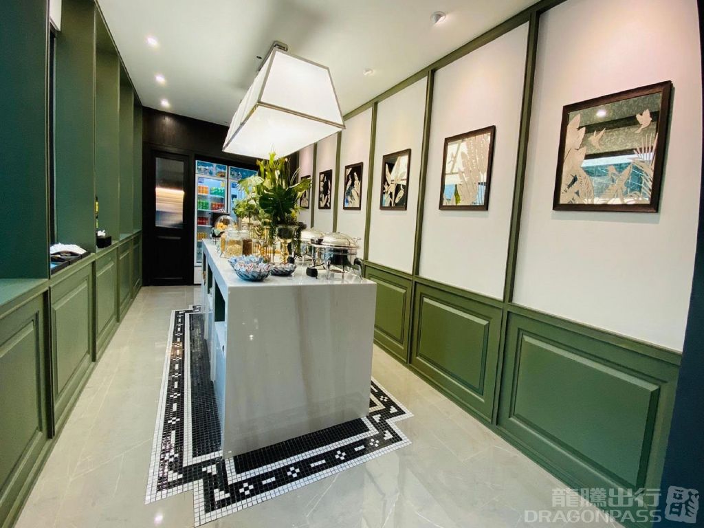 Coral Executive Lounge - interior view 3