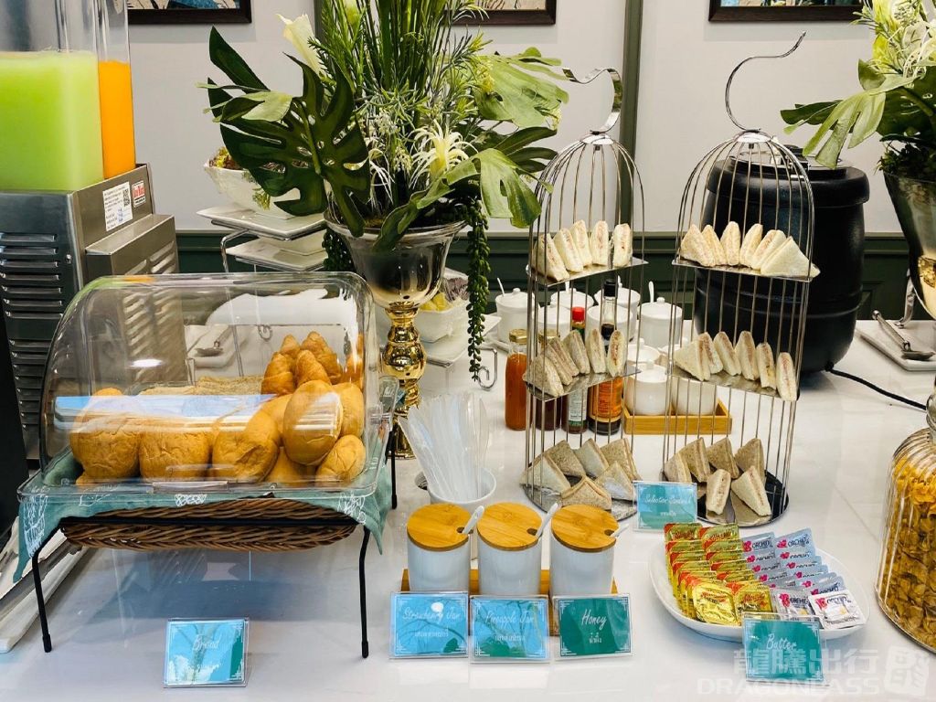 Coral Executive Lounge - interior view 4