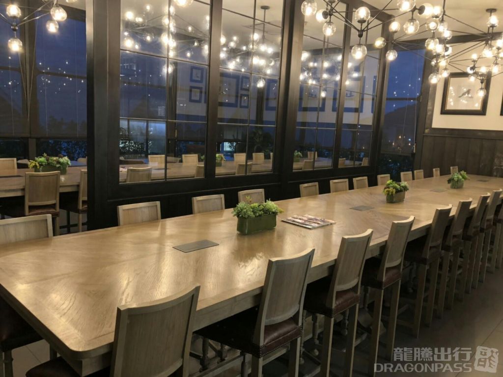 Coral Premium Lounge - interior view 3