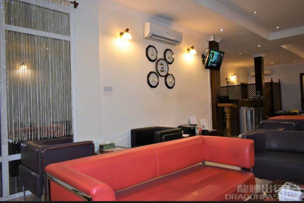 Paradise Arrival Lounge — seating area