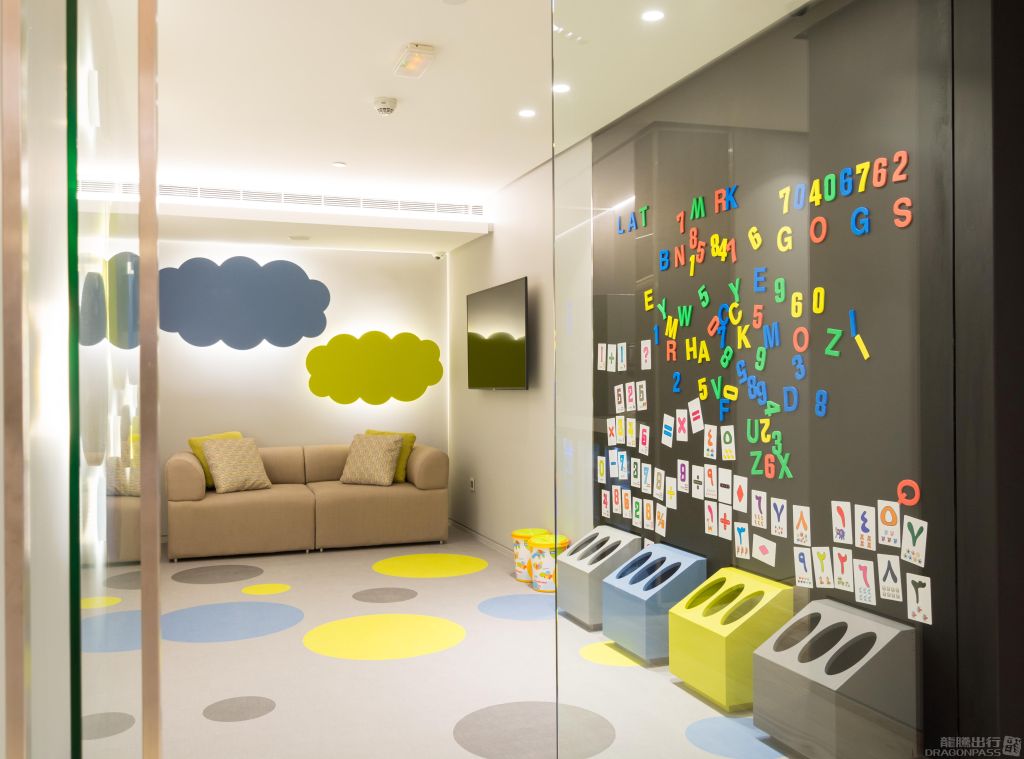 Ahlein Premium Lounge - interior view 3