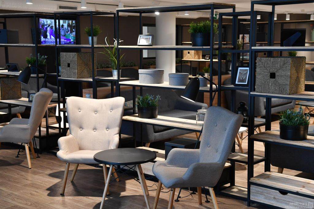 Premium Traveller Lounge — food & bar