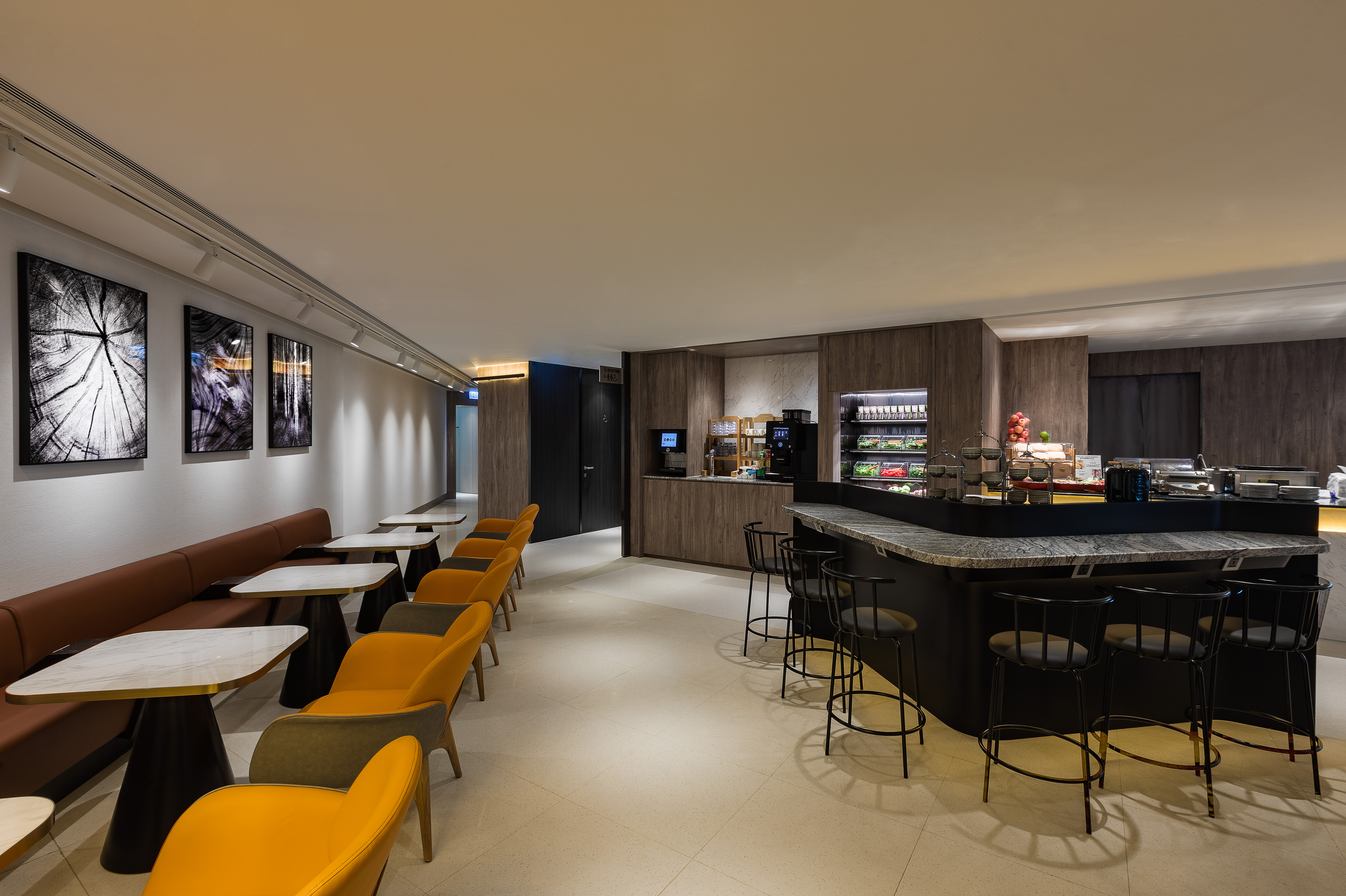 Plaza Premium Lounge (Gate 60) - interior view 3