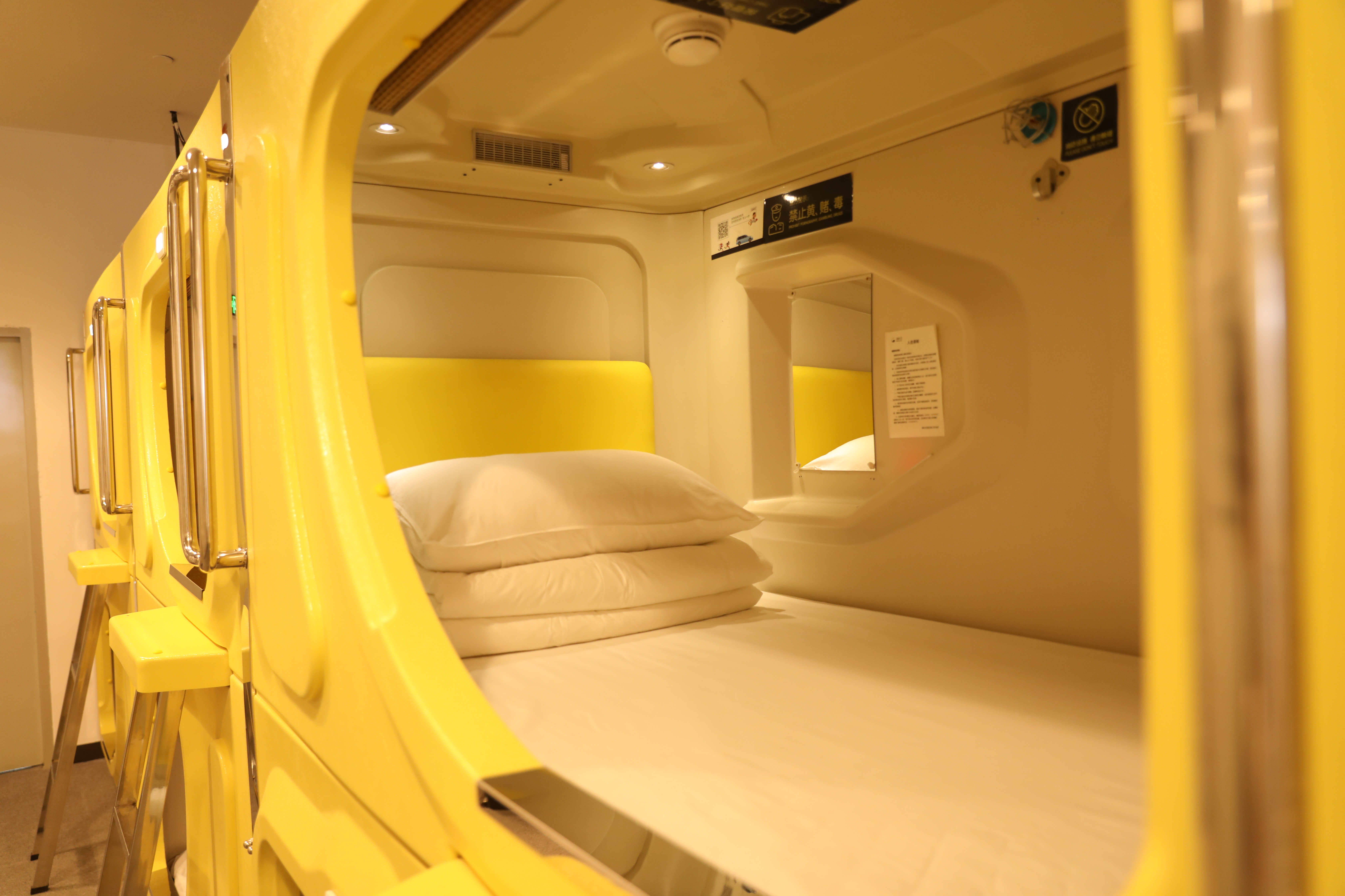 Sleeping in Airport Hotel - interior view 4