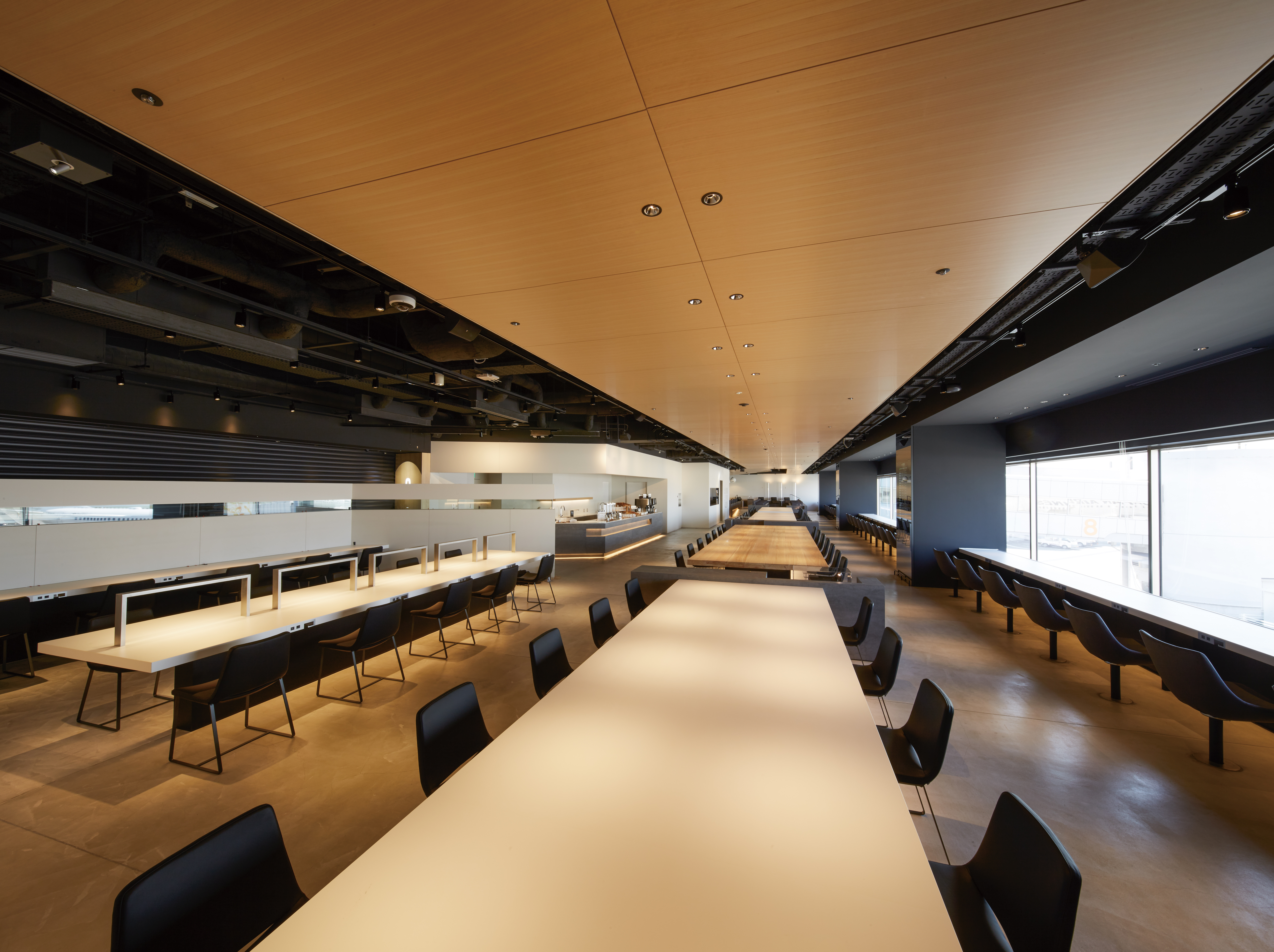 POWER LOUNGE SOUTH - interior view 4