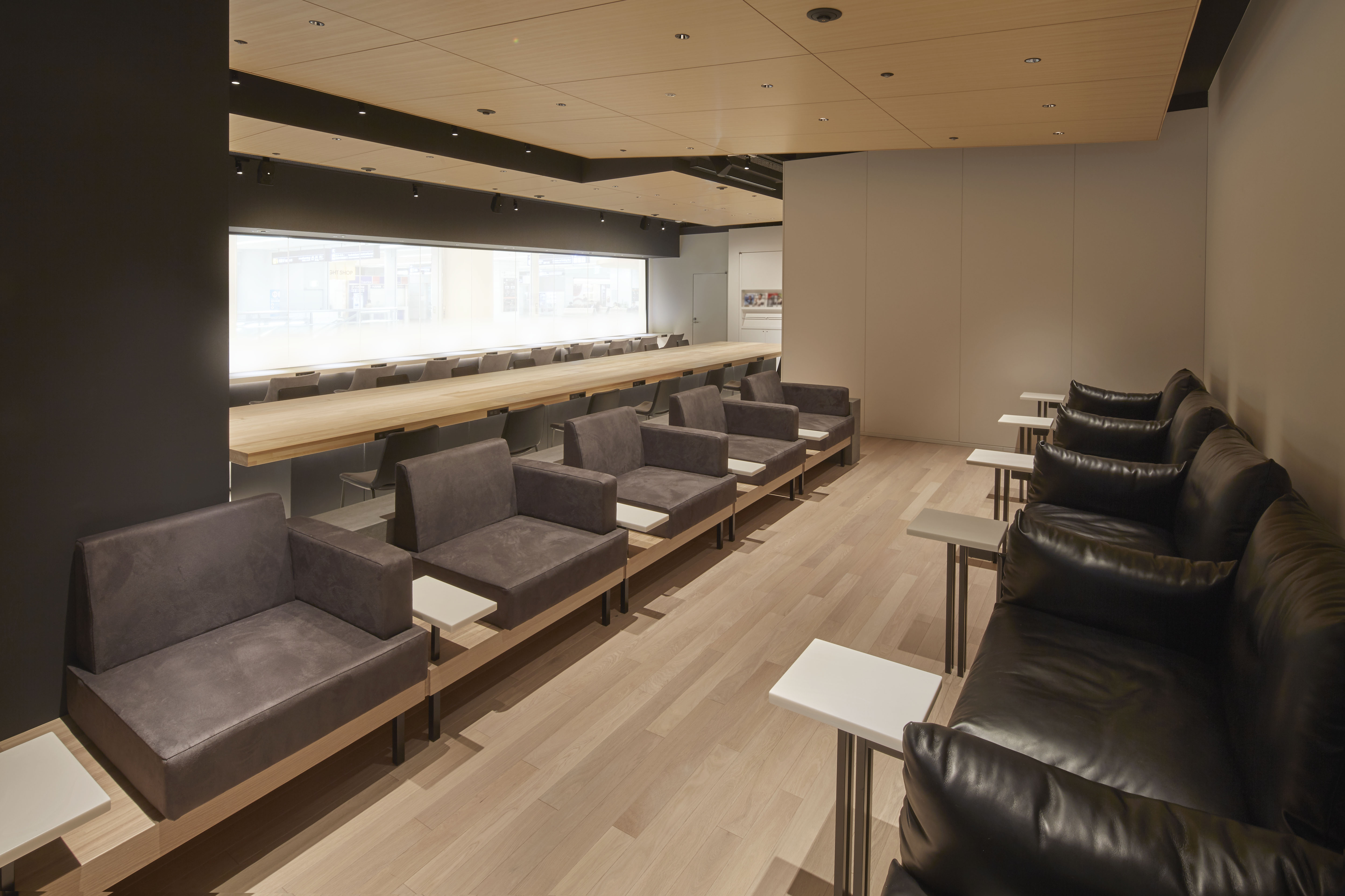 POWER LOUNGE CENTRAL(T1) - interior view 4