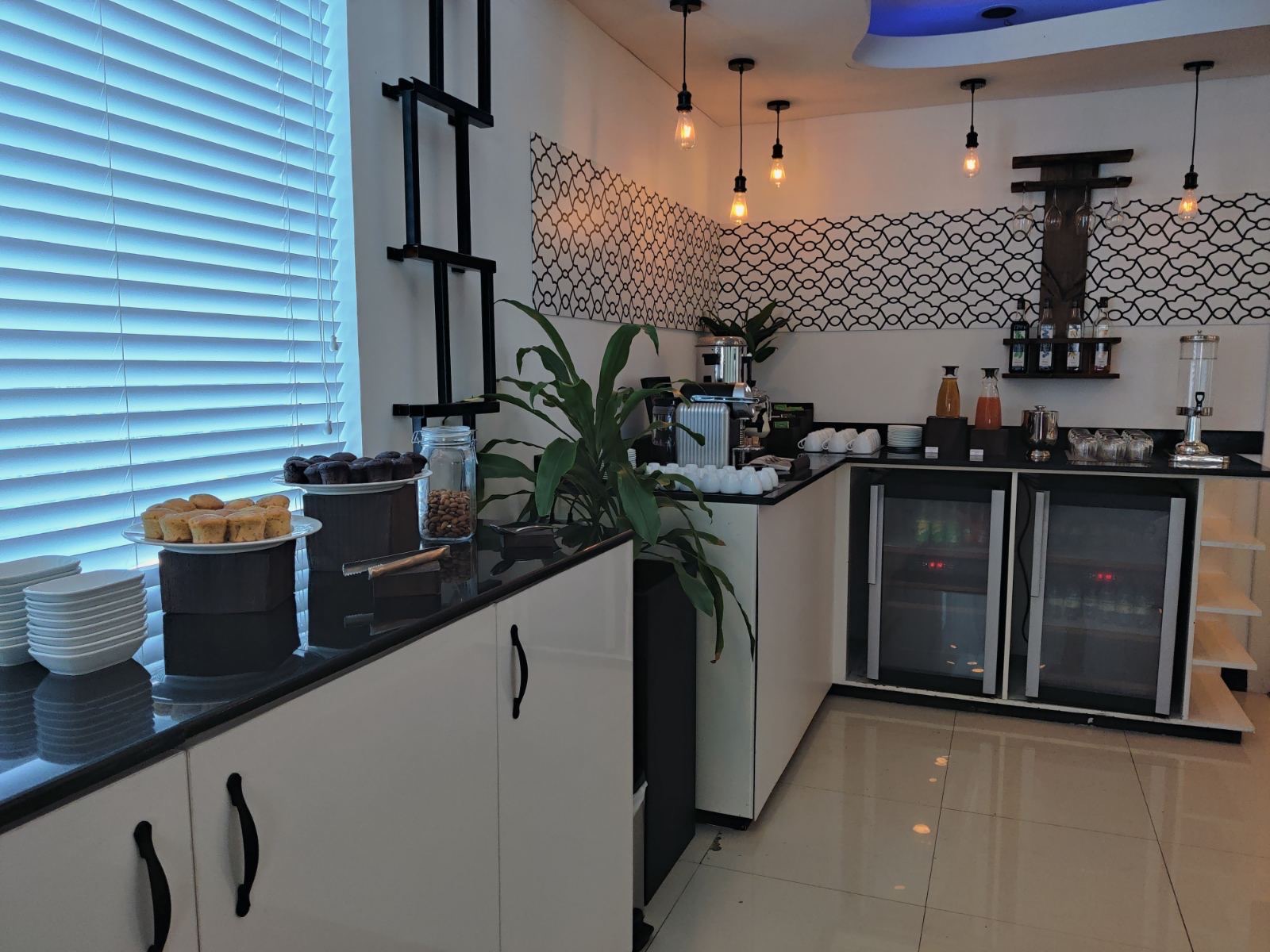 Huvandhumaa Lounge - interior view 4