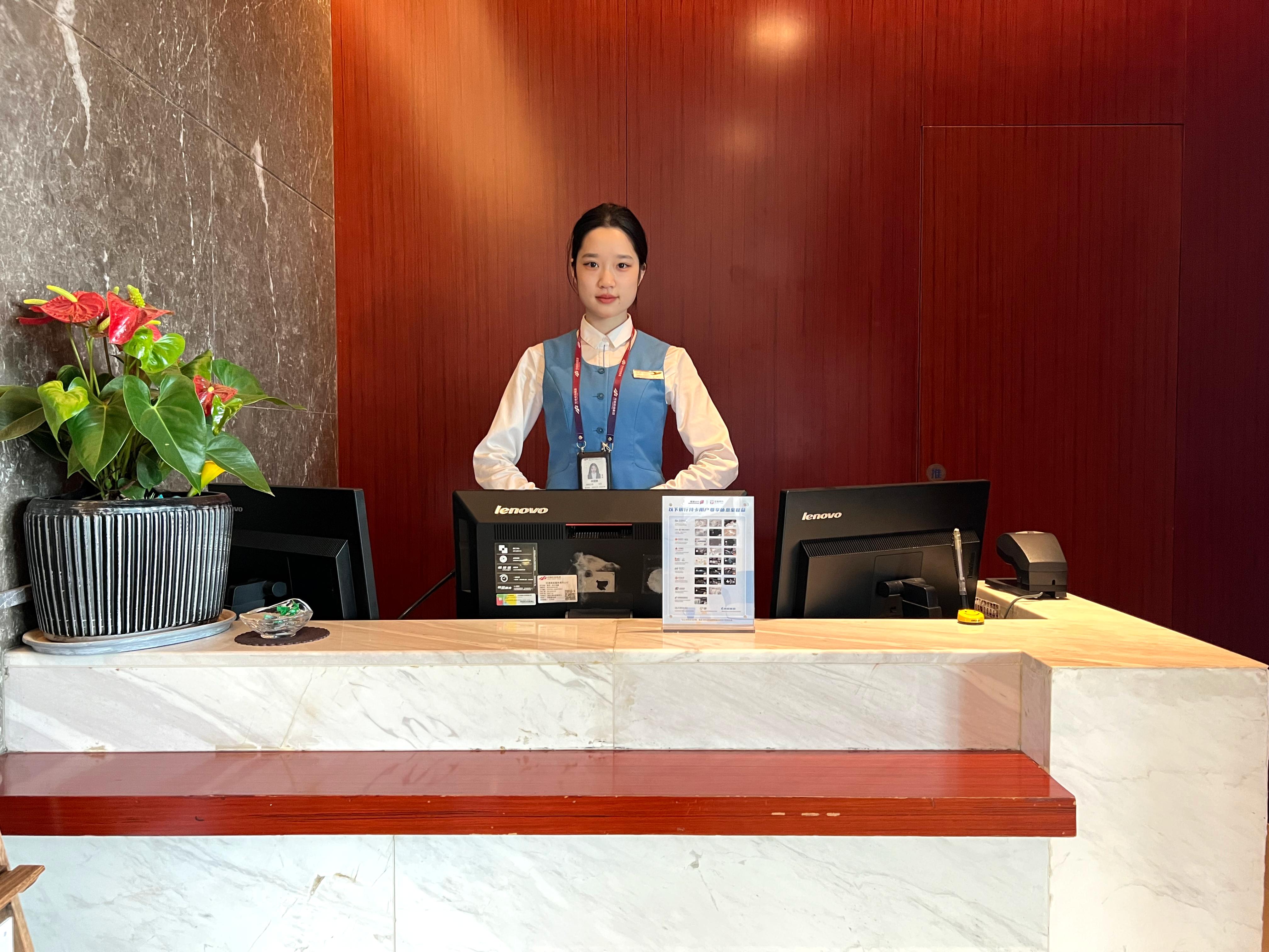 First Class Lounge (3rd floor Southeast)