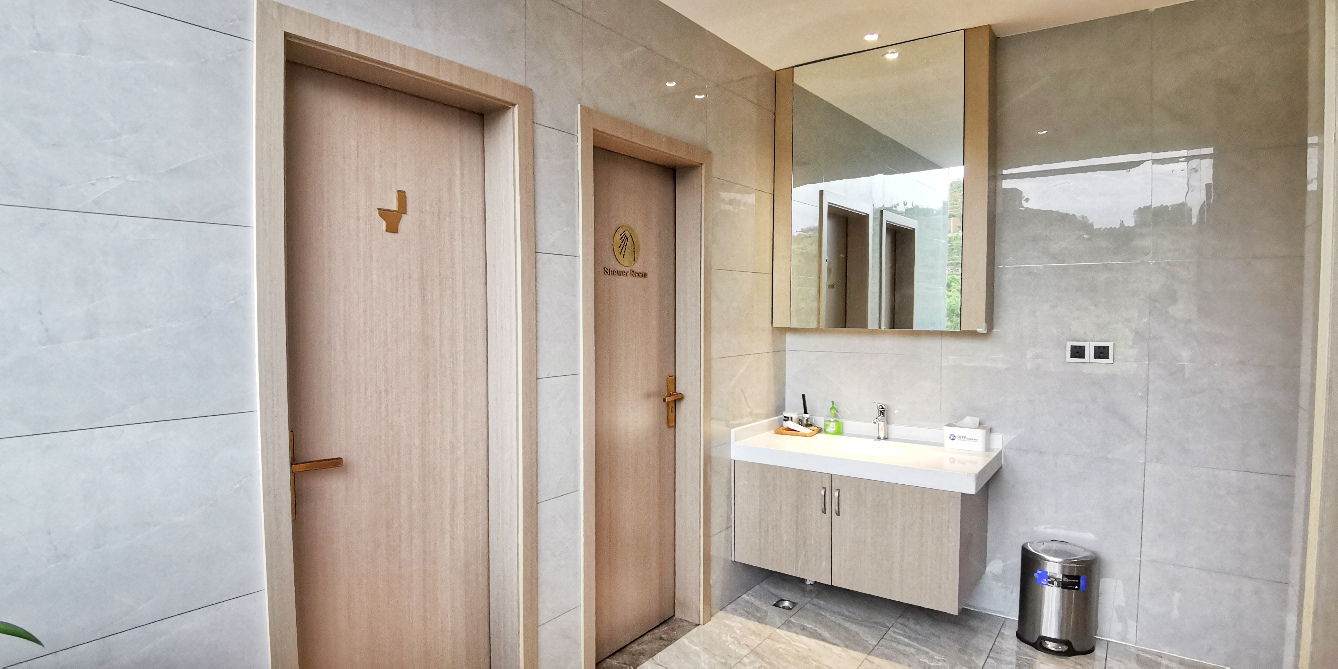 First Class Lounge No.1 - interior view 2