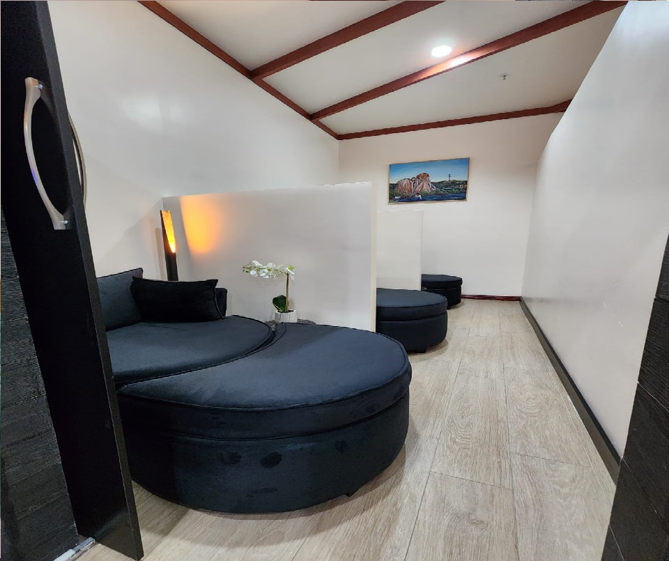 Vhakacha Lounge - interior view 2