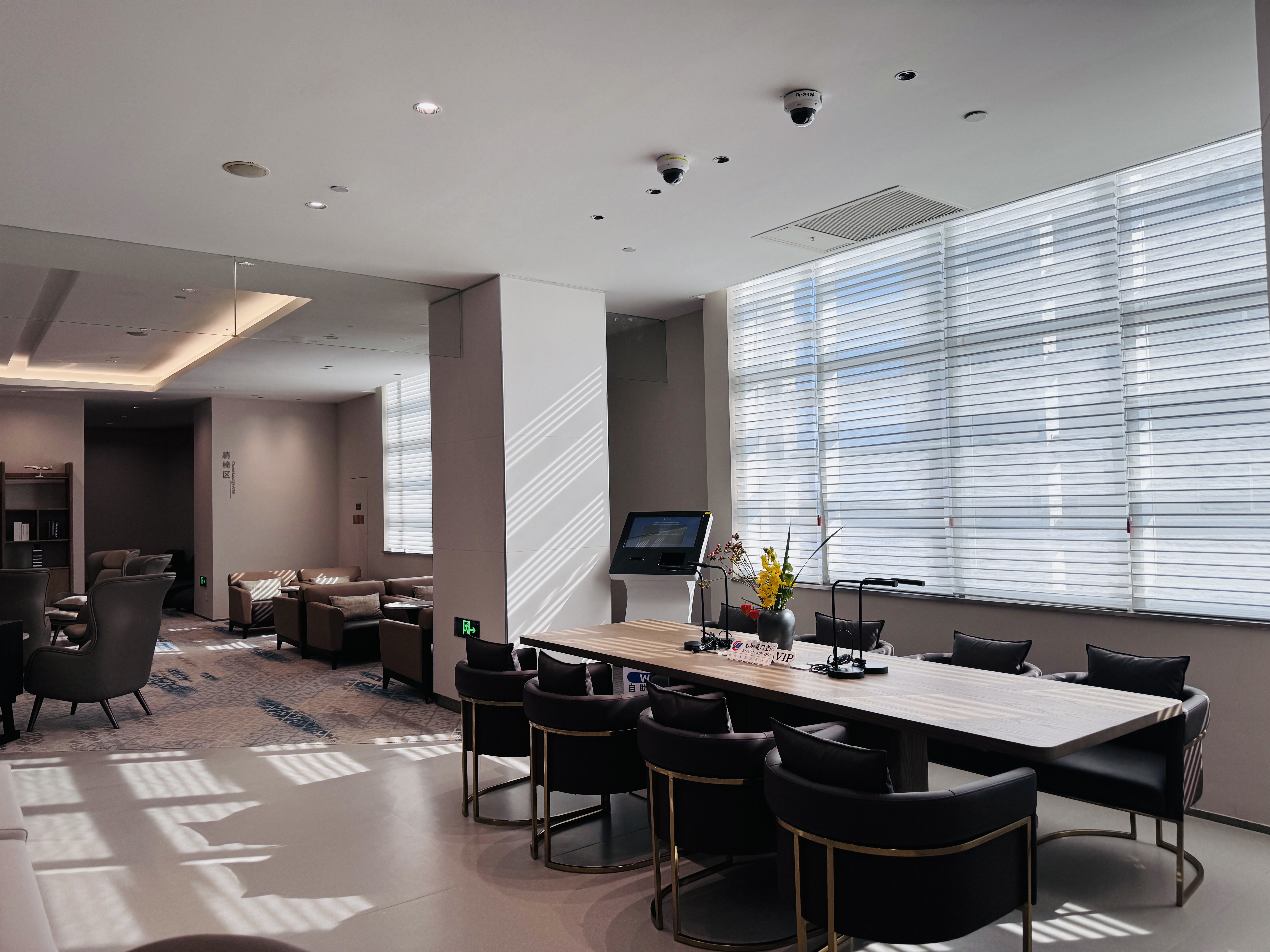 No.7 International First Class Lounge - interior view 3