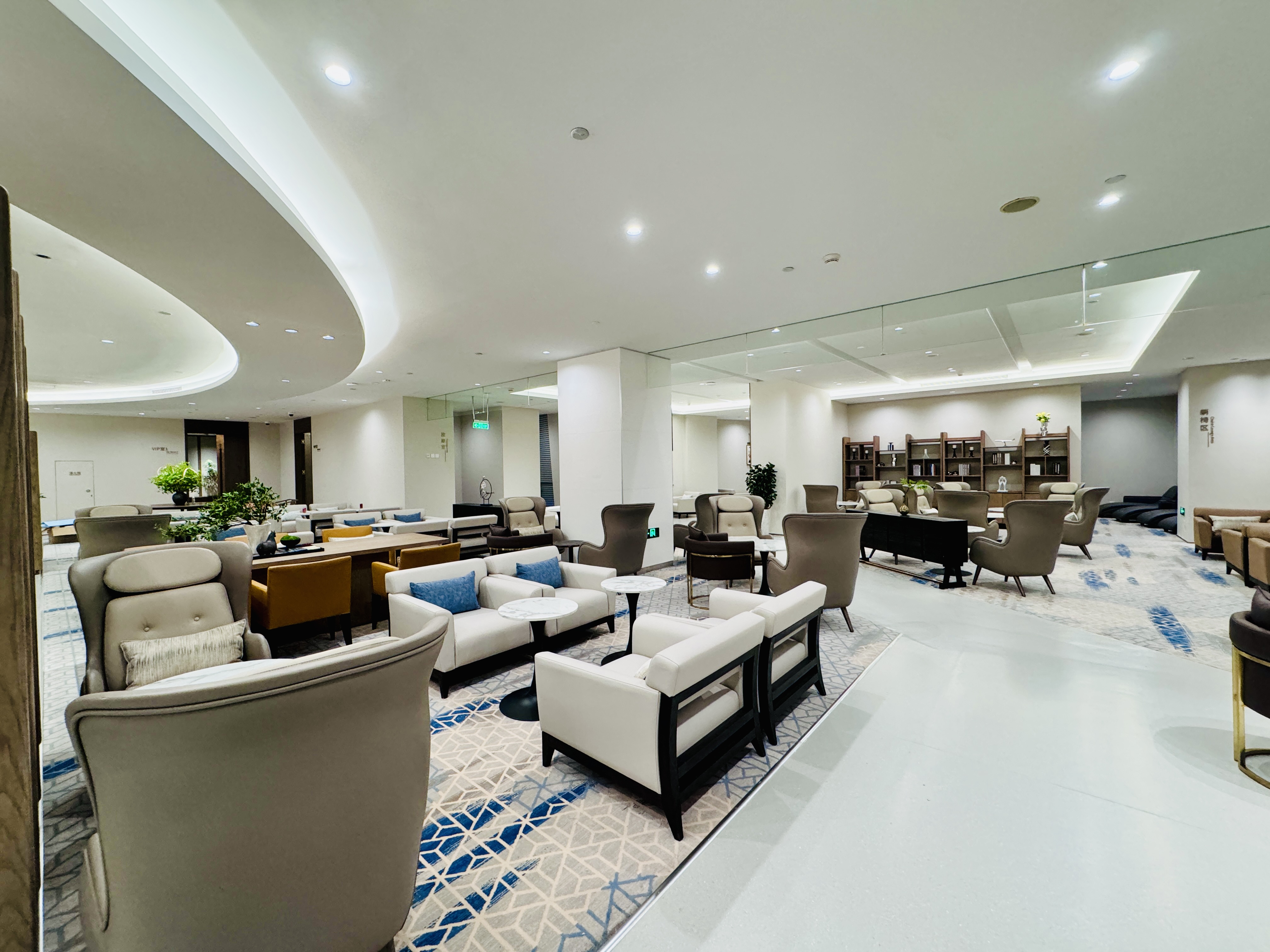 No.7 International First Class Lounge - interior view 4