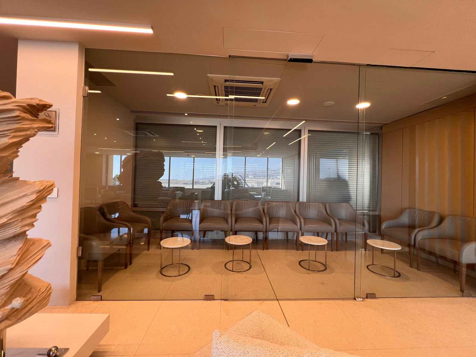 Ahlein Comfy Lounge - interior view 3