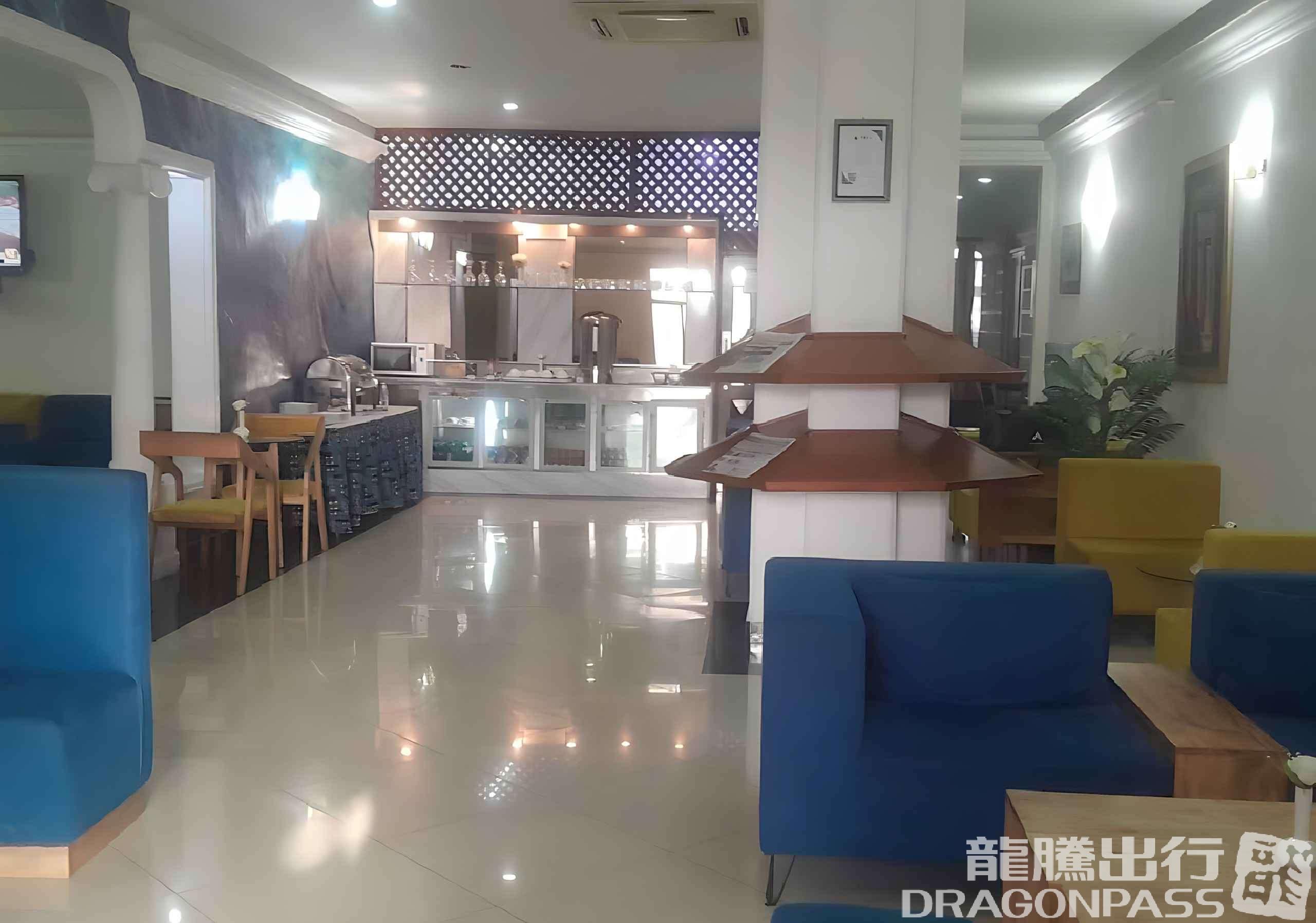 Safari Comfort Lounge - interior view 3