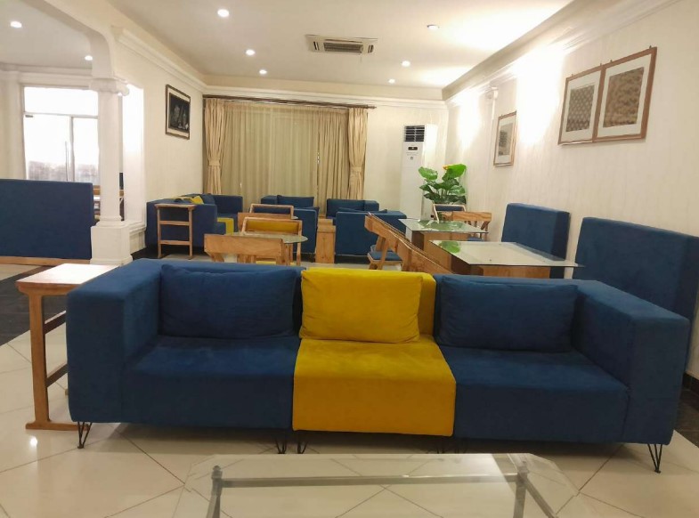 Safari Comfort Lounge