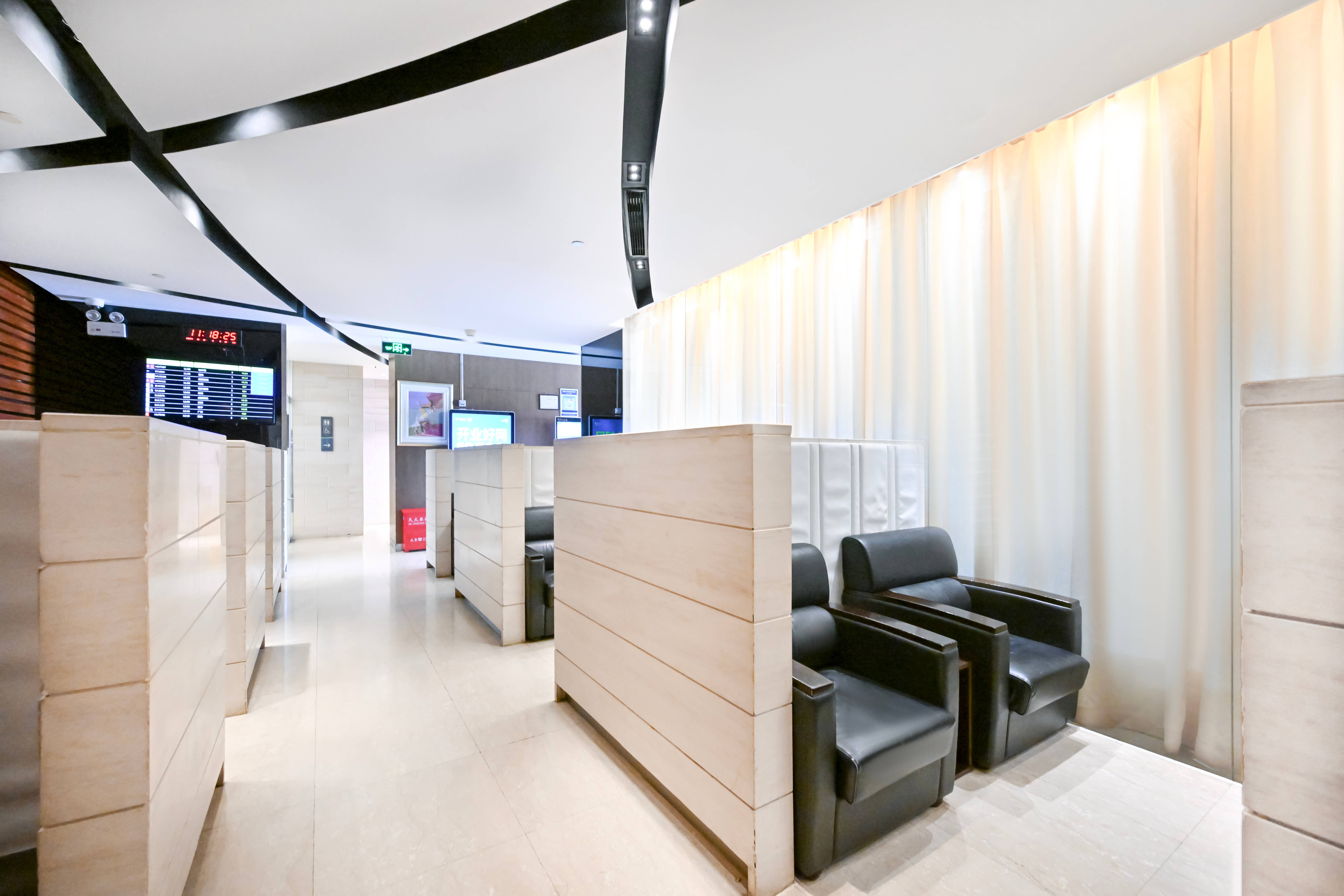 First Class Lounge No.9