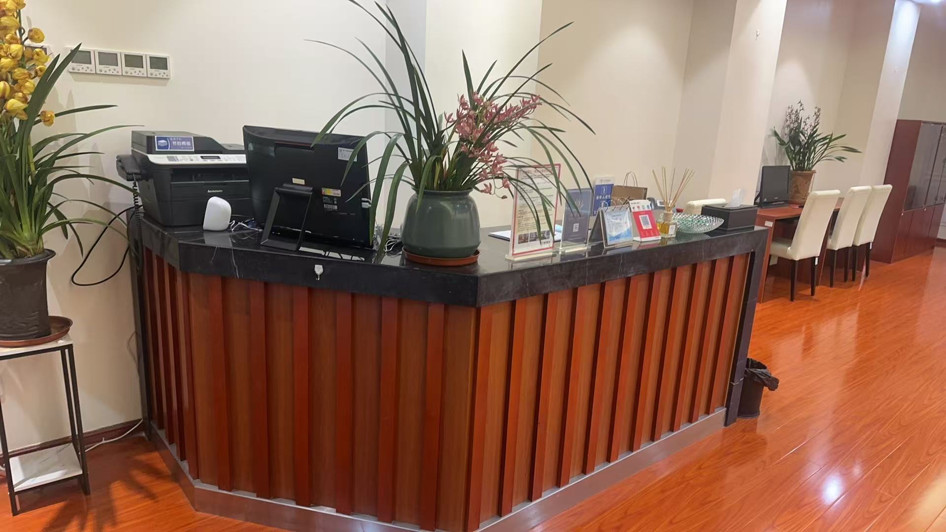 First Class Lounge 02