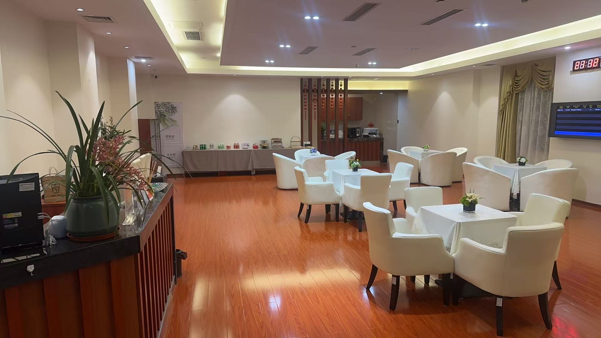 First Class Lounge 02