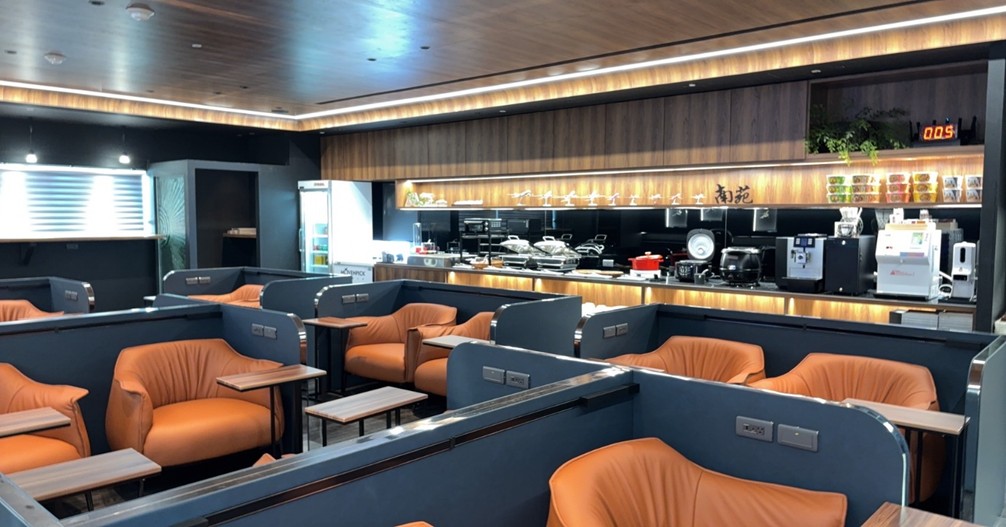 Southern Premium Lounge - interior view 3