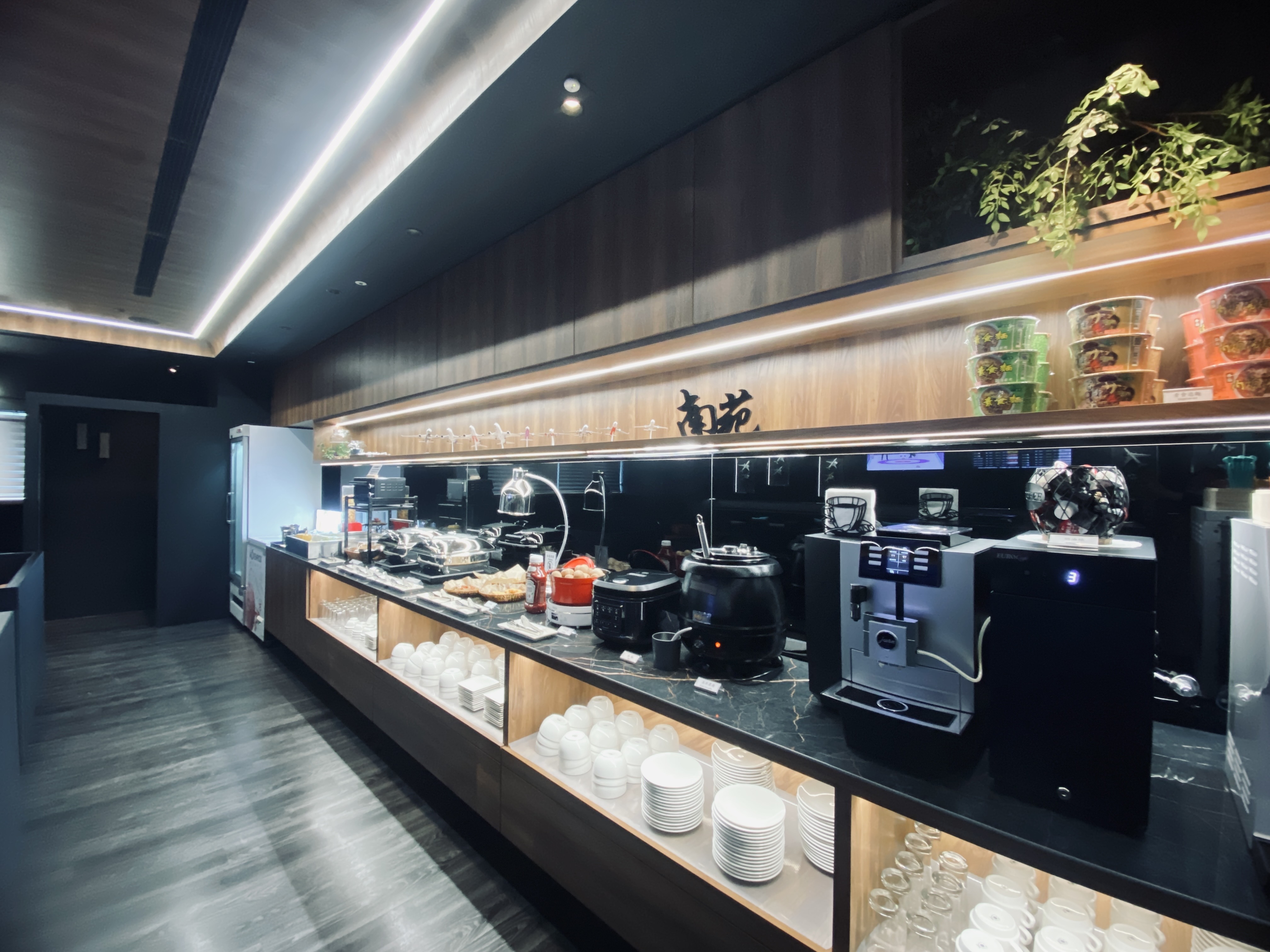 Southern Premium Lounge - interior view 4