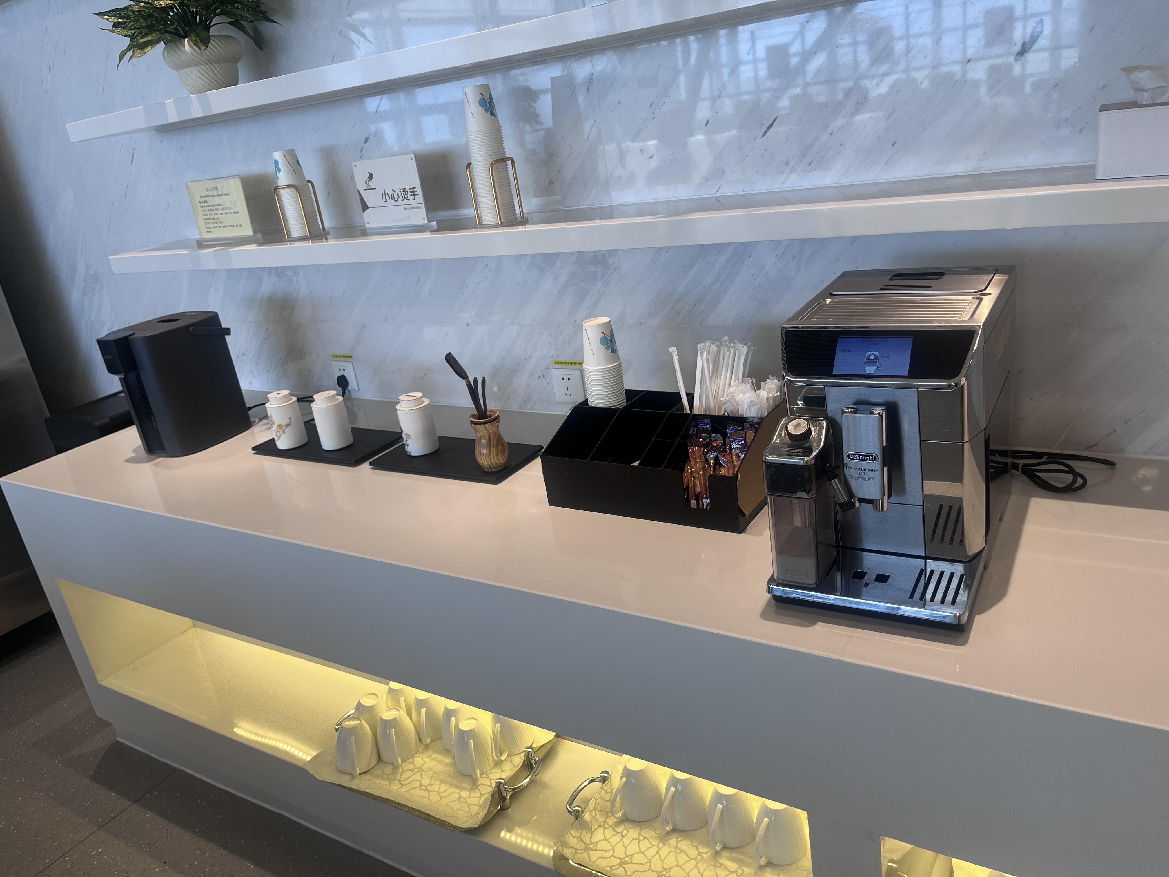 International First Class Lounge - interior view 3