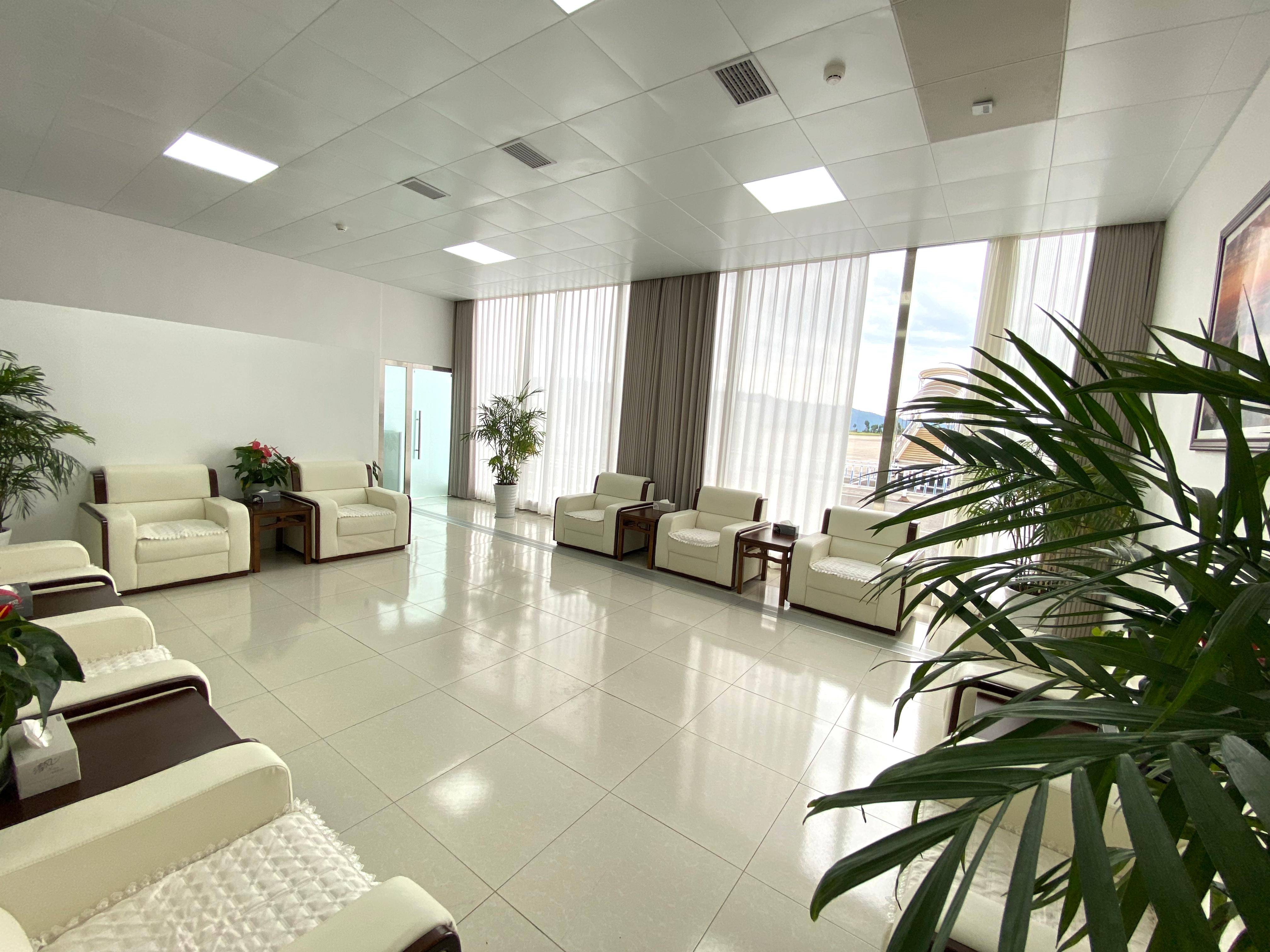 First Class/Business Class Lounge