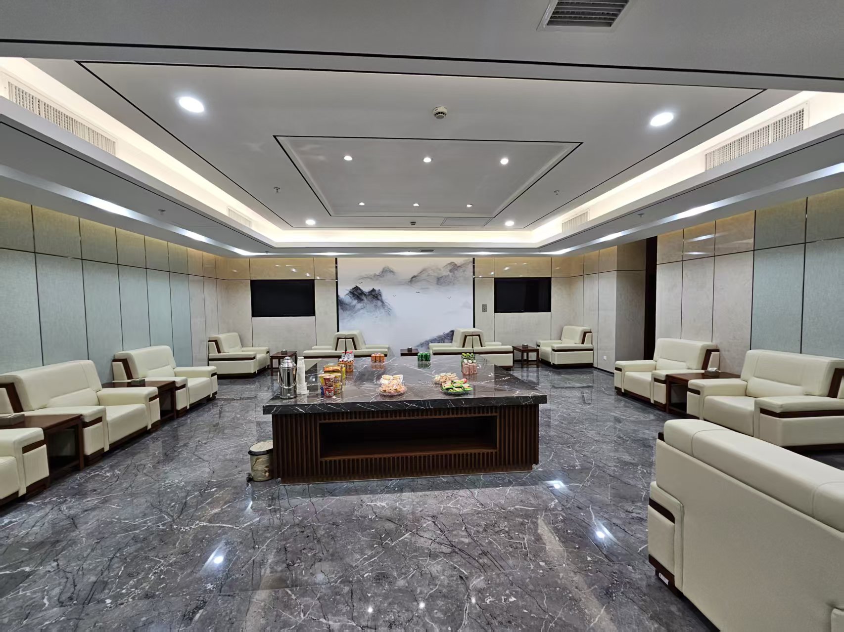International first class lounge 3