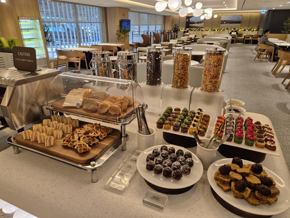 Sky Hub Lounge (East Wing)