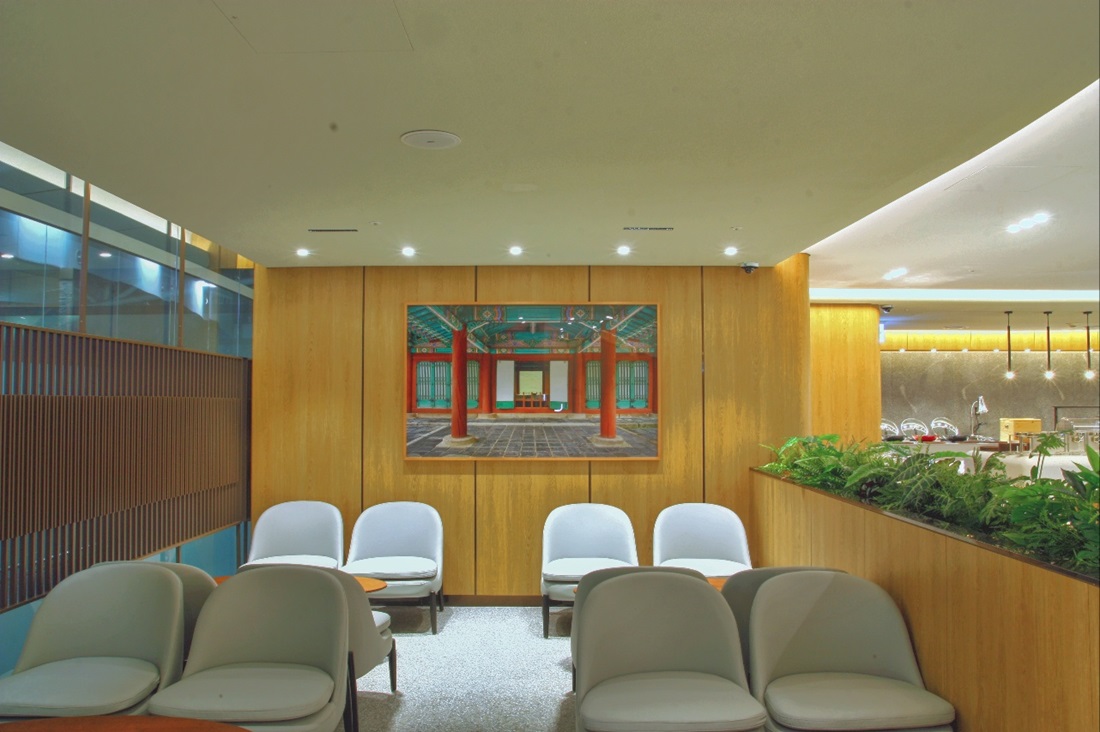 Sky Hub Lounge (East Wing)