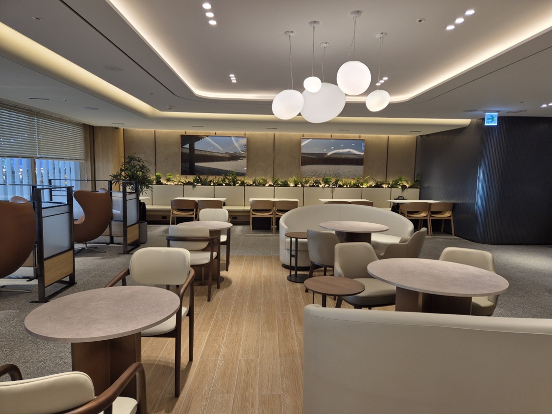 Sky Hub Lounge (East Wing)